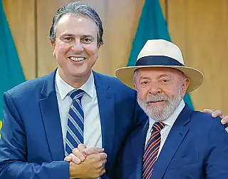 Governo cria bolsa para manter aluno e professor na escola