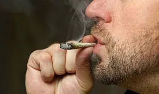 Busca sem mandado após policiais sentirem cheiro de maconha é válida pelo STJ