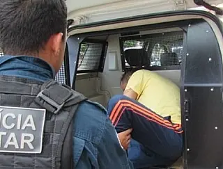 Homem é preso após arremessar mulher grávida de 6 meses pra fora do carro
