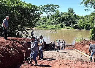 Zé Teixeira acompanha obras do novo descedor de barcos no Rio Dourado