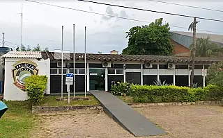 Criança liga para polícia pedindo ajuda para salvar mãe