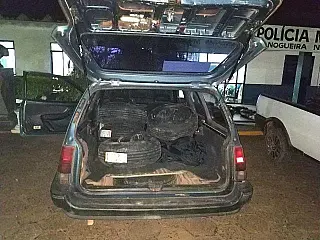 Homem é apreendido com 60 pneus contrabandeados do Paraguai