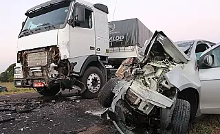 Colisão entre carreta e automóvel na MS 276 deixa família em estado grave