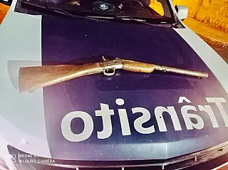 Homem é preso pela PM após ameaçar pessoas com espingarda