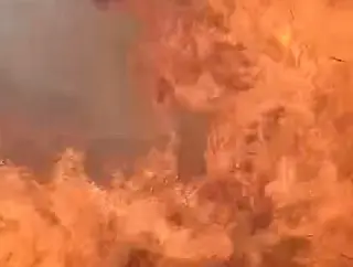 Fogo destroi caminhão dos Bombeiros