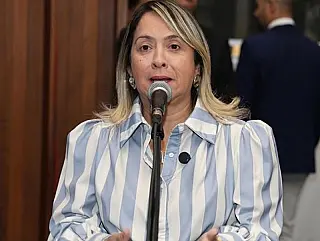 Lia homenageia Dr Ronaldo em Centro de Especialidades