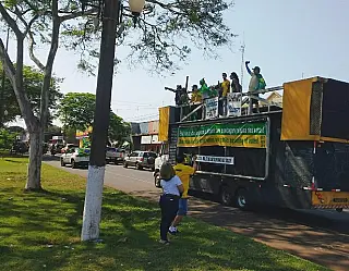 Trio elétrico de manifestantes é apreendido