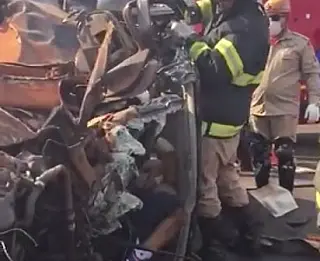 VÍDEO: Motorista de caminhonete fica preso em ferragens após colisão na 463