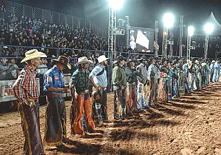 Volta do rodeio lota arena da Expoagro