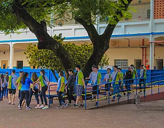 Brigadistas simulam abandono de área em escola