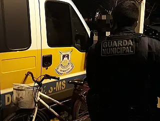 'Quebra vidraças' é preso na madrugada tentando arrombar porta na área central de Dourados