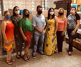 Daniela Hall e Marçal Filho entregam aparelhos de ar condicionado em escola