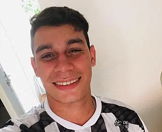Homem bate moto em caminhonete e morre
