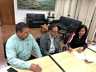 Prefeita assina convênio com Agesul para arrumar buracão da Presidente Vargas