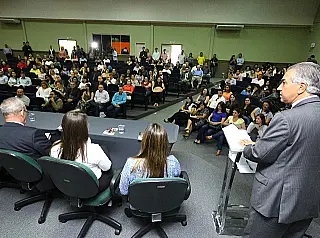 Em lançamento de programa, Reinaldo destaca parcerias