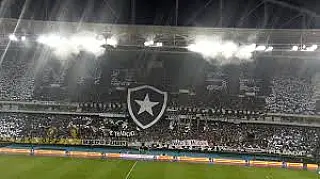 Botafogo domina o Flamengo com goleada no clássico e reassume a liderança