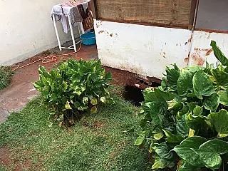 Mulher cai em buraco com mais de 15 metros que se abriu em frente à varanda da casa