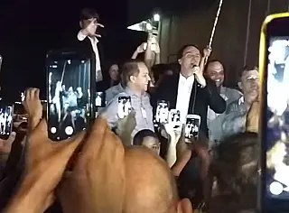 Povo brasileiro é conservador e cristão, diz Bolsonaro ao ser recebido por multidão em MS