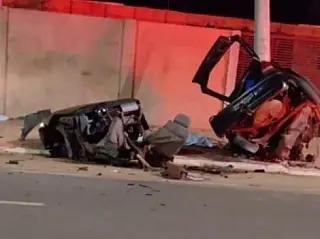 Carro bate em poste, parte ao meio e mata três