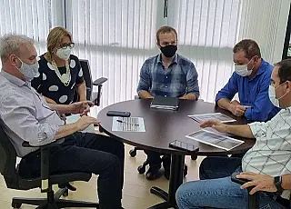 Saúde discute compra de mais vacinas e lockdown com prefeitos do Estado