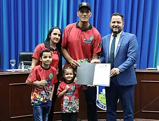 Vereadores entregam homenagens durante sessão