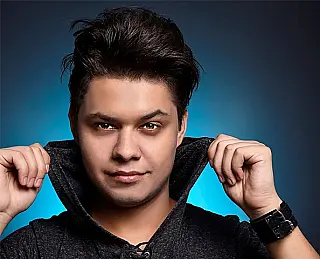 Cantor Davi Araújo comemora sucesso do novo clipe