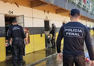 Policiais penais buscam celulares em penitenciária