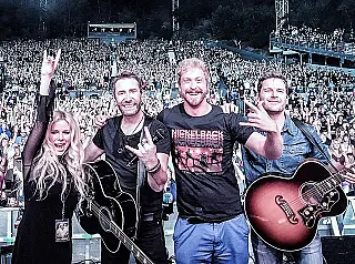 Após quase três anos longe dos palcos Avril Lavigne aparece em show de Nickelback