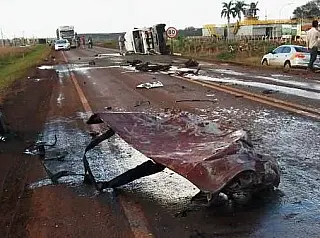 Colisão entre caminhão de concreto e caminhonete de abacaxis mata um