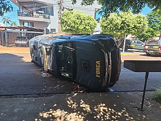 Em colisão com automóvel, viatura da Força Nacional capota em Dourados