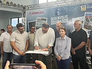 Alan Guedes assina primeiros contratos de autorização de obras em Dourados