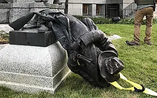 Estátua que homenageia soldados confederados nos EUA é destruída por manifestantes