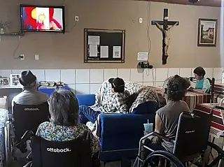 Idosos recebem vídeo com narração de fábulas durante isolamento social