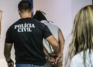 Mãe sai pra beber e encontra filha morta na volta