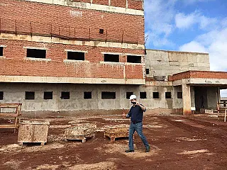 Renato Câmara vistoria obra de construção do Hospital Regional em Dourados
