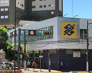 Bancos fecham e comércio pode abrir na quinta
