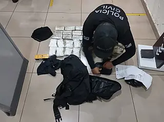 Policiais são presos com mochilas cheias de cocaína e munições que iam ser entregues a presos