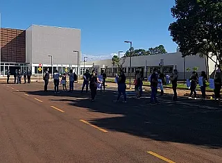 Protesto espera autoridades para entrega de obras no Hospital da Mulher