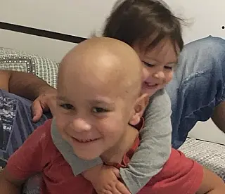 Sangue de cordão umbilical de bebê salva vida de irmão de 6 anos