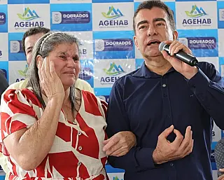 Moradores recebem escritura e ganham energia