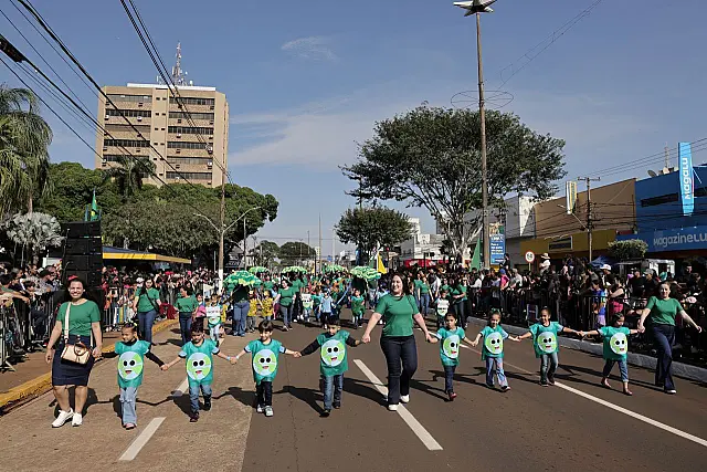 Dourados realiza o maior desfile da história