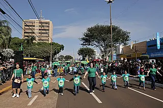 Dourados realiza o maior desfile da história
