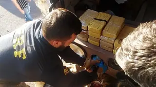 PRF apreende 20 kg de cocaína escondidos em cabine de caminhão