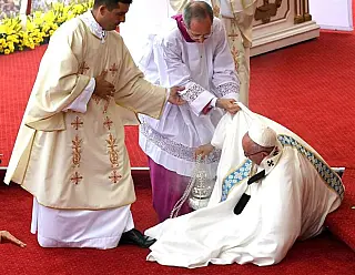 Papa cai em igreja durante primeira celebração na Polônia