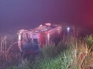 Ônibus desvia de caminhão e capota na BR 463; 24 são levados a hospitais