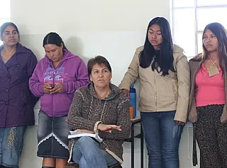 Professora com 40 anos na educação indígena é homenageada