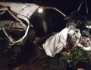 Acidente entre dois carros mata duas pessoas