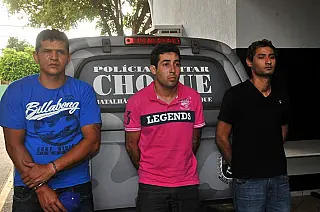 Armado, trio invade igreja, amarra fiéis e foge com caminhonete