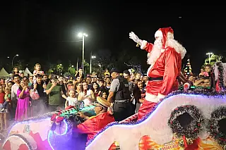 Papai Noel chega na praça para animar comércio