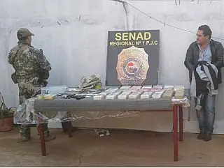 Agentes antidrogas apreendem cocaína, dinheiro e arma